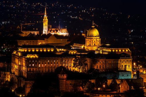Hungary's Tisza Party Overtakes Orbán in Polls: Historic Challenge at April 2026 Election